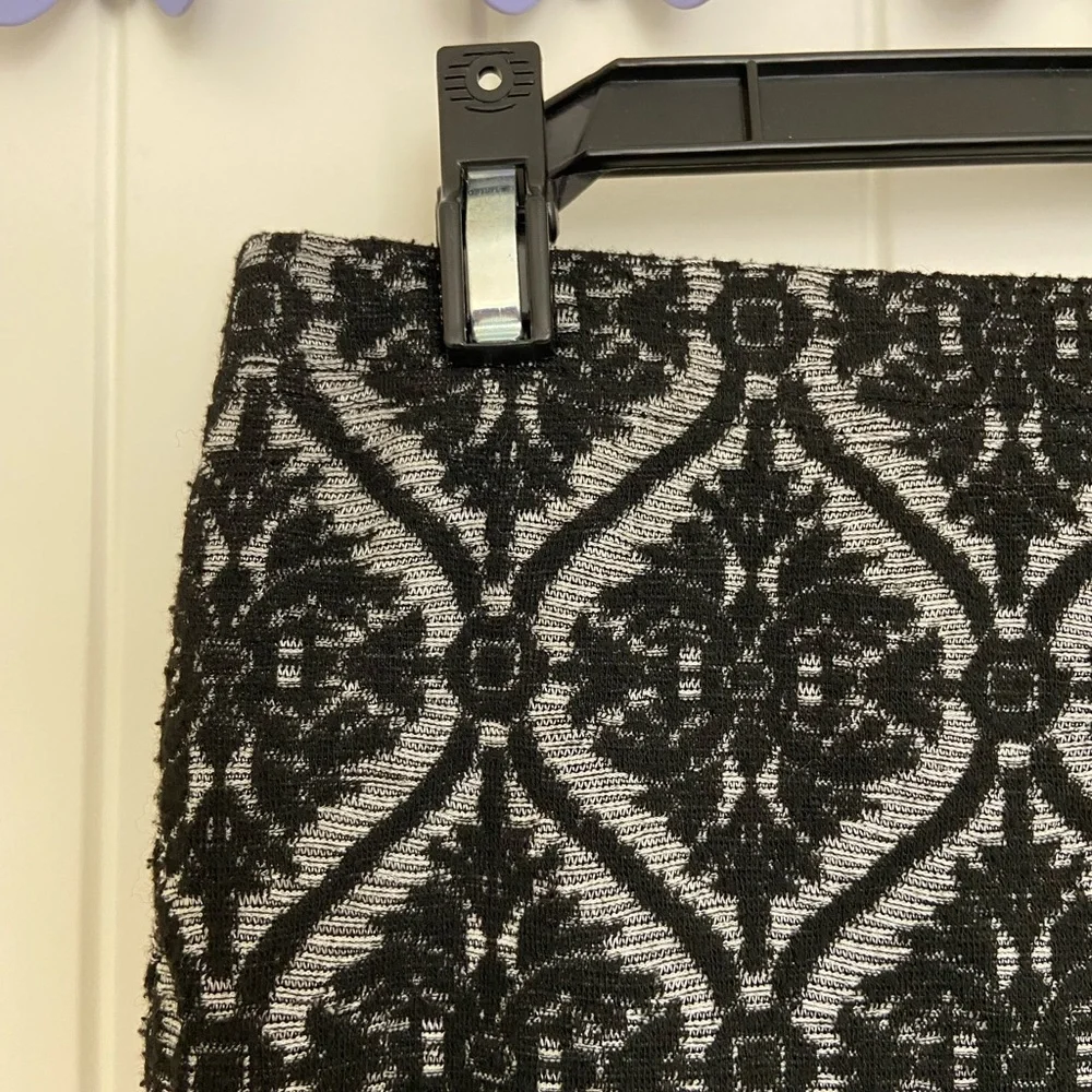 Women’s black lace stretch pull on pencil skirt size 28”‎ waist